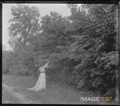 Femme sur un chemin forestier (Vosges ?)